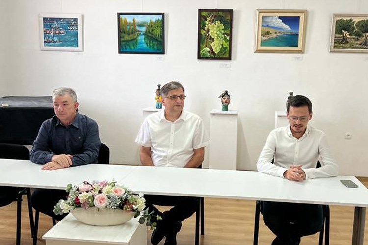 Slika Zamjenik ravnatelja Antonio Šustić s ostalima sjedi za stolom.